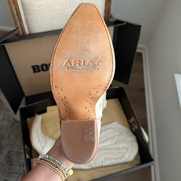 **NEW** Ariat White Boots with Intricate Embroidery - Picture 4 of 6